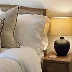 The Little Chantry - Hot Tub, Riverside, Pet Friendly Holiday home *