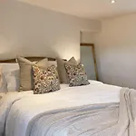 The Little Chantry - Hot Tub, Riverside, Pet Friendly Holiday home