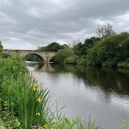 The Little Chantry - Hot Tub, Riverside, Pet Friendly Holiday home *