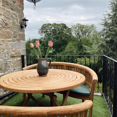 The Little Chantry - Hot Tub, Riverside, Pet Friendly Holiday home