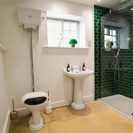 The Little Chantry - Hot Tub, Riverside, Pet Friendly Holiday home *