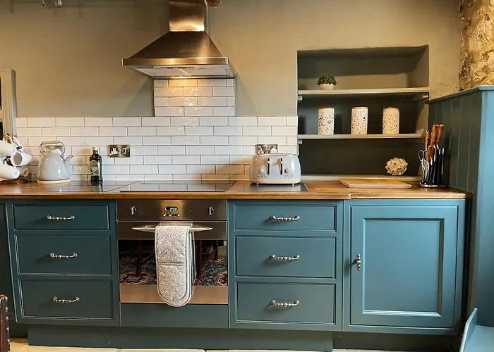 The Little Chantry - Hot Tub, Riverside, Pet Friendly Holiday home