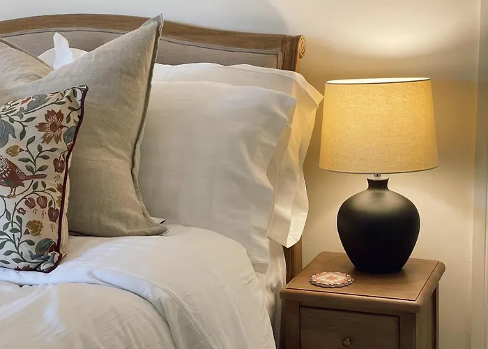 The Little Chantry - Hot Tub, Riverside, Pet Friendly Holiday home *