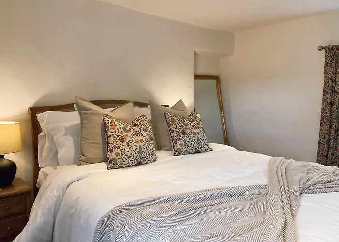 The Little Chantry - Hot Tub, Riverside, Pet Friendly Holiday home