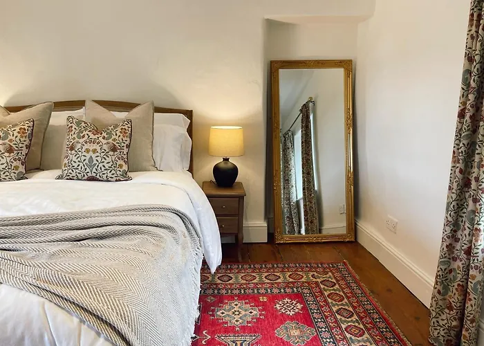 The Little Chantry - Hot Tub, Riverside, Pet Friendly Holiday home *