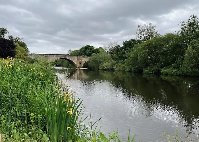 The Little Chantry - Hot Tub, Riverside, Pet Friendly Holiday home *