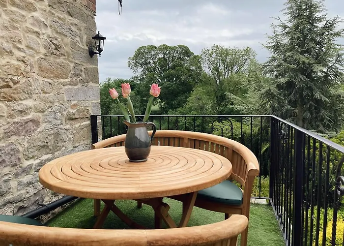 The Little Chantry - Hot Tub, Riverside, Pet Friendly Holiday home