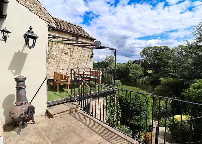 The Little Chantry - Hot Tub, Riverside, Pet Friendly Holiday home *