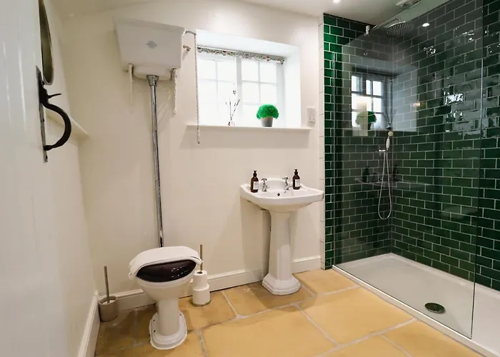 The Little Chantry - Hot Tub, Riverside, Pet Friendly Holiday home *